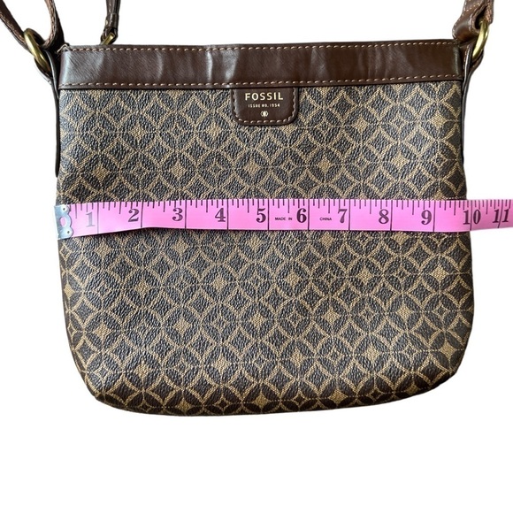 Fossil Issue Number 1954 Women’s Brown and Tan Crossbody Adjustable Strap Purse - Picture 11 of 11